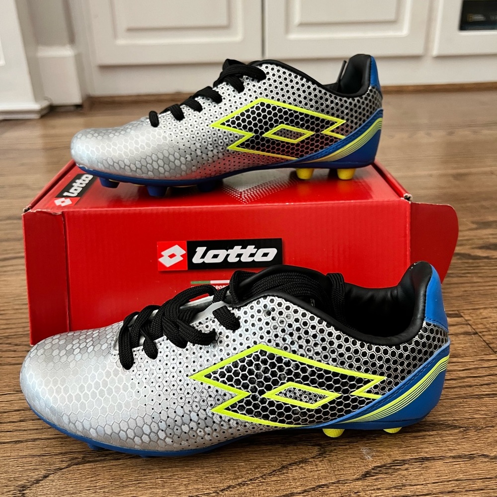 NEW Lotto soccer cleats shoes size 5